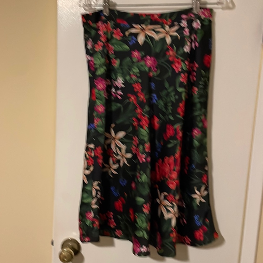 Liz Claiborne Career floral midi skirt. Sz 6 hits Just below knee